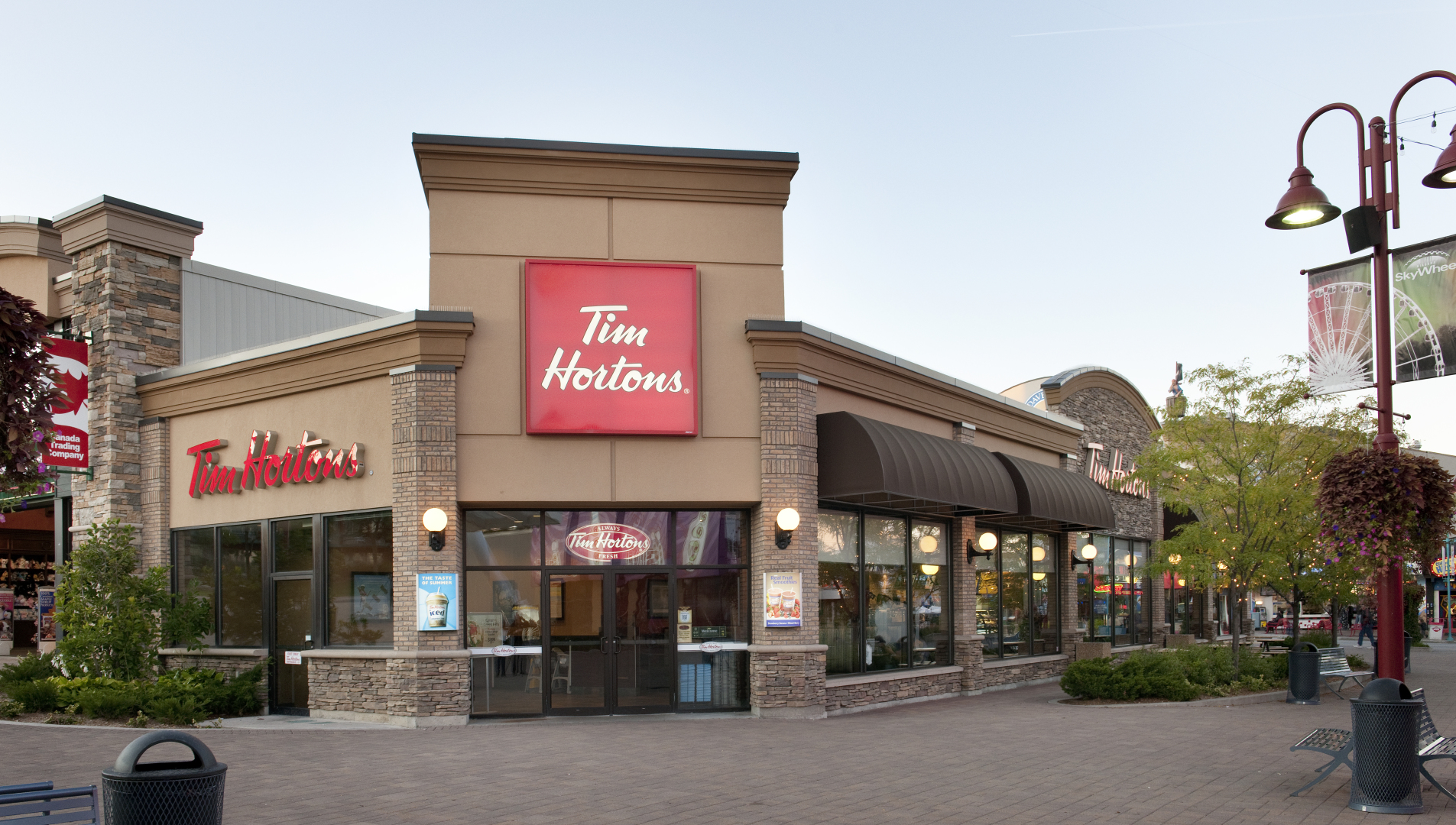 File:Tim Hortons, 700 avenue Atwater, Montreal.jpg - Wikimedia Commons